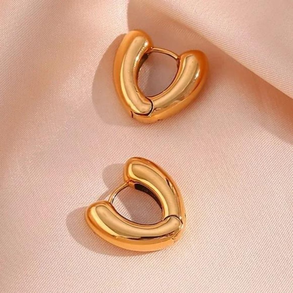 New 18K Chunky Hollow Heart Shape Huggies Earrings, NICE EARRINGS, CUTE EARRINGS - Picture 3 of 8